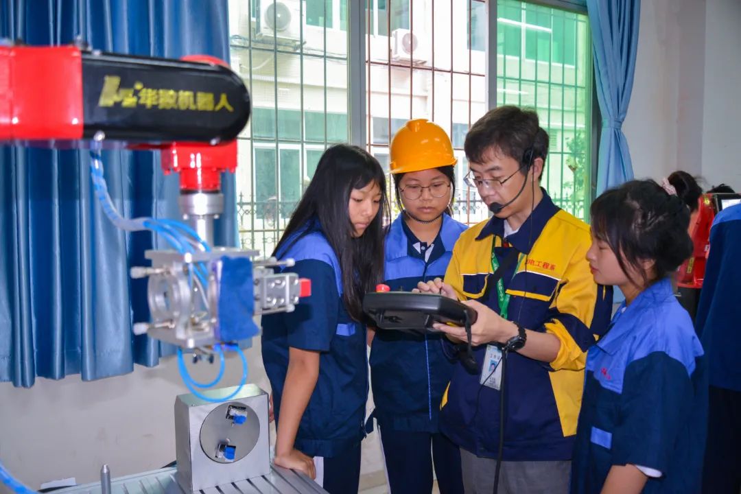 2021 05 10 學生操作工業機器人 照片 (2).jpg 圖片